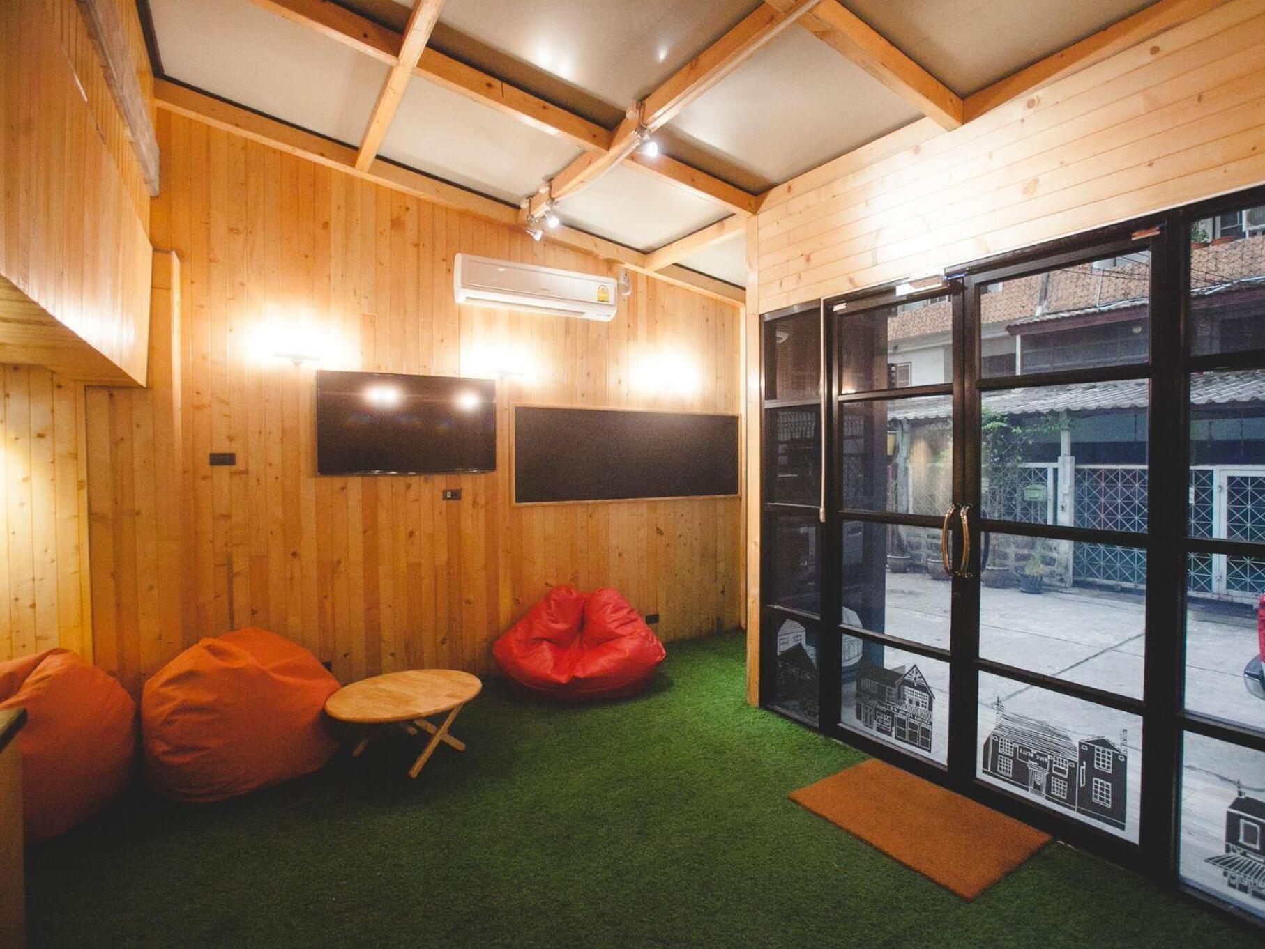 Double Five Hostel Bangkok Exterior photo